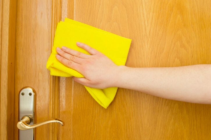تنظيف أبواب المنازل علي أجمل وجه
