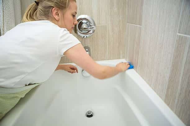 طرق ومعدات تنظيف الحمامات لدي شركة الأمين الإماراتية في رأس الخيمة